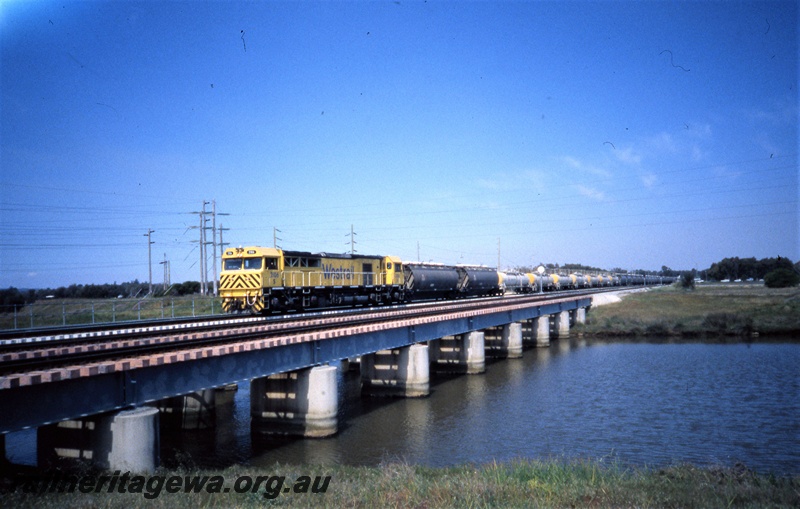 T05426
5 class 2106, on goods train, crossing concrete and steel bridge, Bunbury, SWR line, front and side view, photo taken from Leschenault Drive
