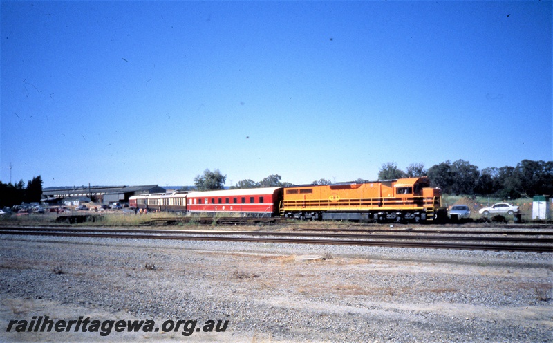 T05434
Australian Railroad Group L class 262, on the Federation Train comprising ex-Commonwealth Railways carriages, Midland, ER line, side and front view

