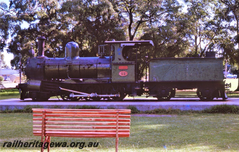 T05461
A class 11, on display at Perth Zoo, bench seat, side view
