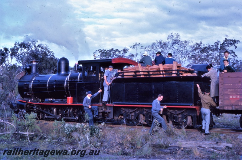 T05463
Mill locomotive, with timber filled tender, workers, Yornup to Donnelly River line, side and end view from trackside
