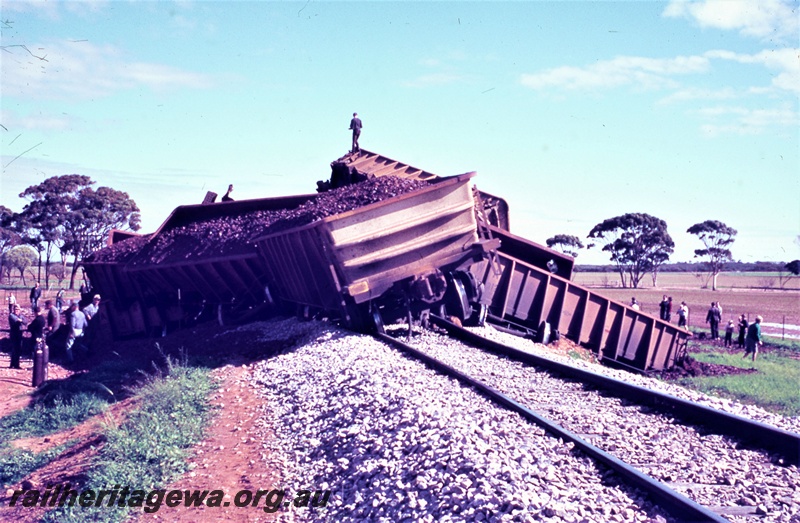 T05475
Derailment West Merredin  - 1052 loaded  iron ore train, photo depicts WO class iron ore wagons. EGR line. 
