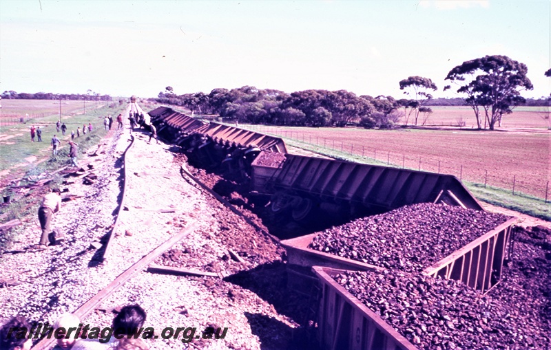 T05476
Derailment West Merredin  - 1052 loaded  iron ore train, photo depicts WO class iron ore wagons. EGR line. 
