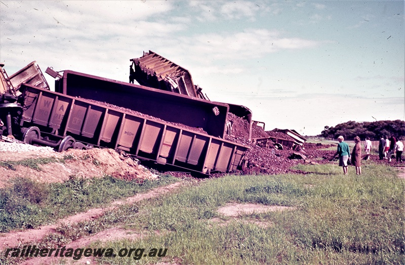 T05477
Derailment West Merredin  - 1052 loaded  iron ore train, photo depicts WO class iron ore wagons. EGR line. 
