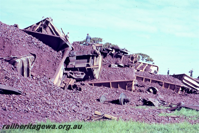 T05478
Derailment West Merredin  - 1052 loaded  iron ore train, photo depicts WO class iron ore wagons. EGR line. 
