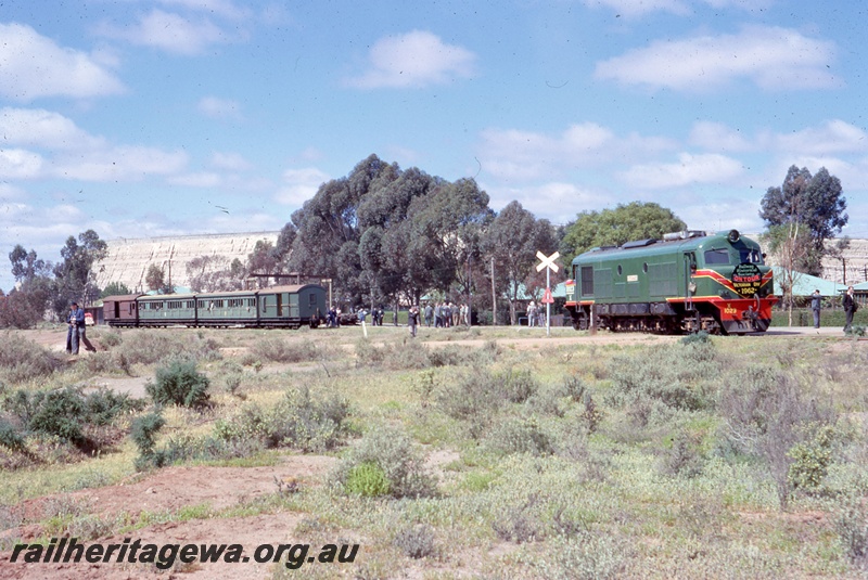T05486
X class 1023 green/ red livery, ARHS Vic Division tour at Trafalgar, EGR line.
