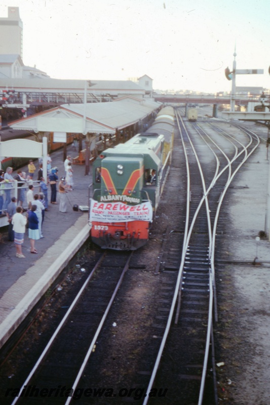 T05488
DA class 1573 banner on locomotive 