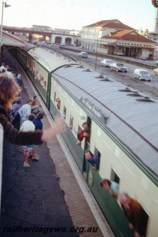 T05489
Perth Station- passengers boarding the last Albany Progress. ER line.
