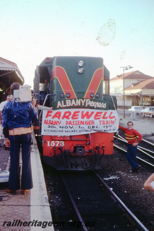 T05490
DA class 1573 banner on locomotive 