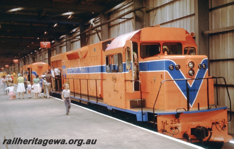 T05513
L class 254 at Kewdale- Kewdale open day. ER line.
