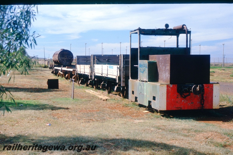 T05515
PWD locomotive with 4 wheel wagons.
