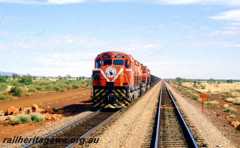 T05526
Mt Newman Alco-MLW 5472 leads 2 other locomotives hauling an iron ore train between Port Hedland and Newman.
