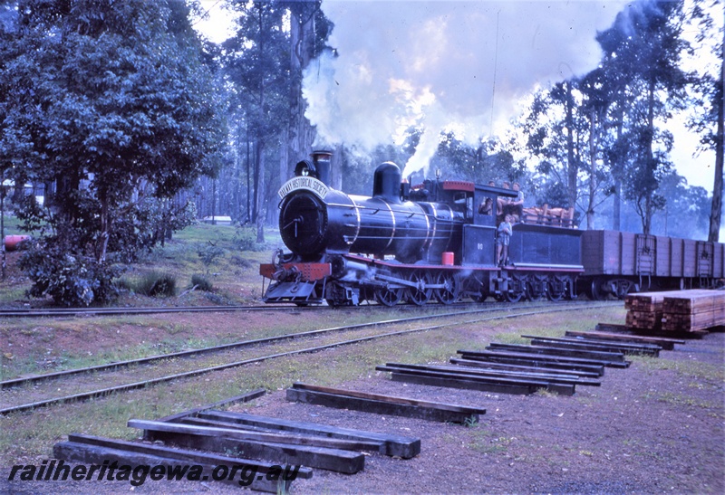T05580
Donnelly River Sawmills Yx class 86 arrives Donnelly River timber mill with an empty train from Yornup.  .
