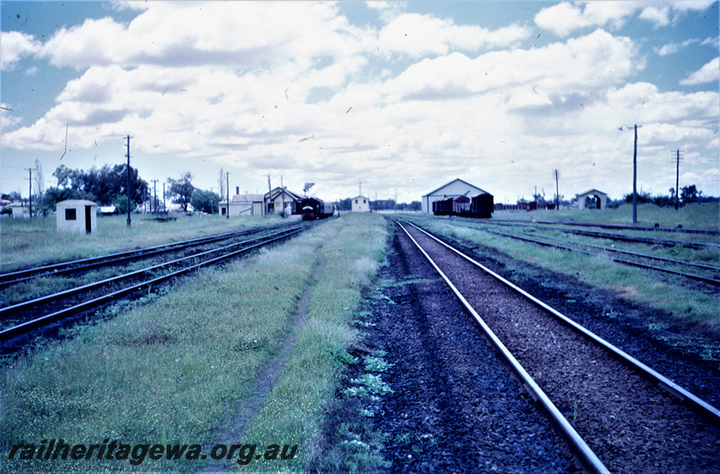 T05623
Msa class 499 hauling ARHS tour train to Dwellingup leaving Pinjarra. Station building and goods shed in photograph. SWR line.
