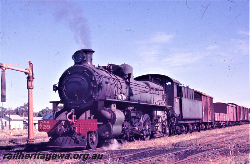 T05636
Pmr class 728 with a goods train in Pinjarra yard. Water column at side of locomotive. SWR line.
