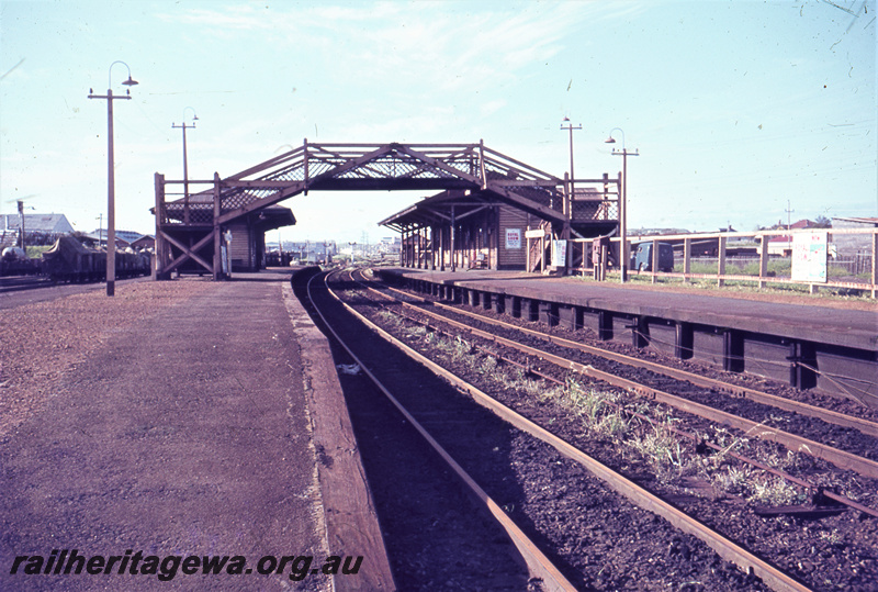 T05638
North Fremantle station. Showing 2 platforms , footbridge and station buildings. ER line.

