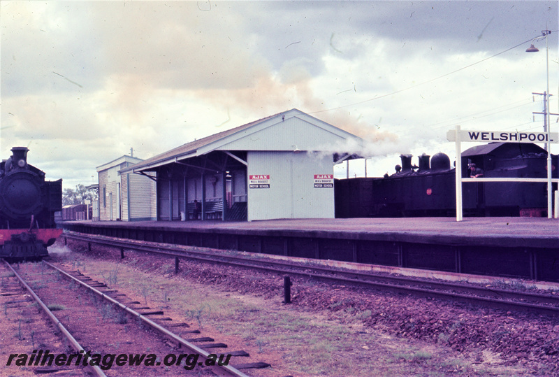 T05646
Welshpool Station showing station building with Dm class 582 in photo. SWR line.
