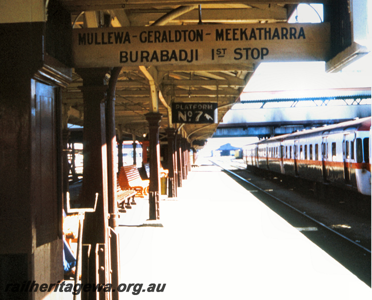 T05679
Perth Station - Mullewa-Geraldton-Meekatharra Burabadji first stop destination board. ER line.
