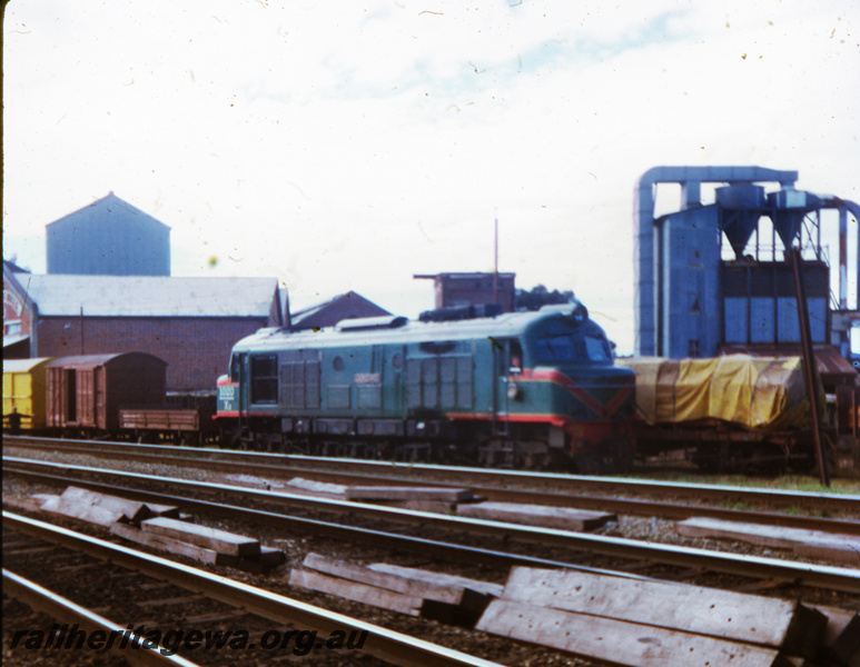 T05696
X class 1020 (green and red livery) shunting Peerless Flour Mill, East Guildford. ER line.
