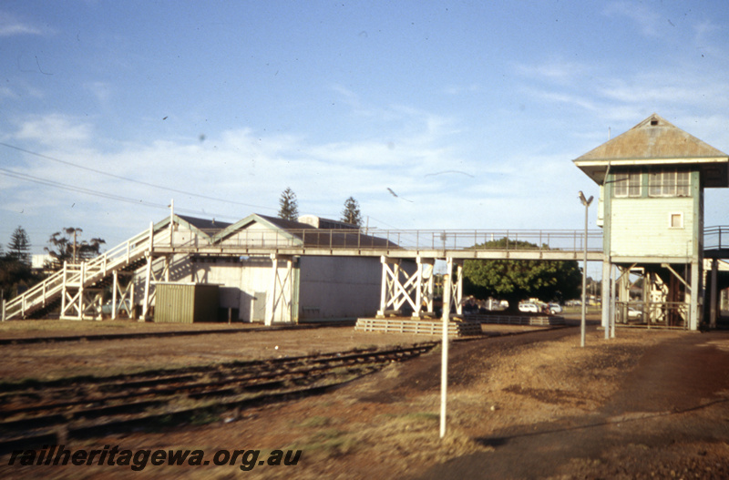 T05719
Claremont Station looking east. Footbridge, island platform and good shed in photo. ER line.
