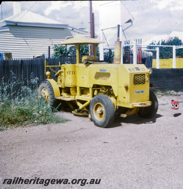 T05724
ST 11 Aresco rail shunting tractor at Moora. MR line
