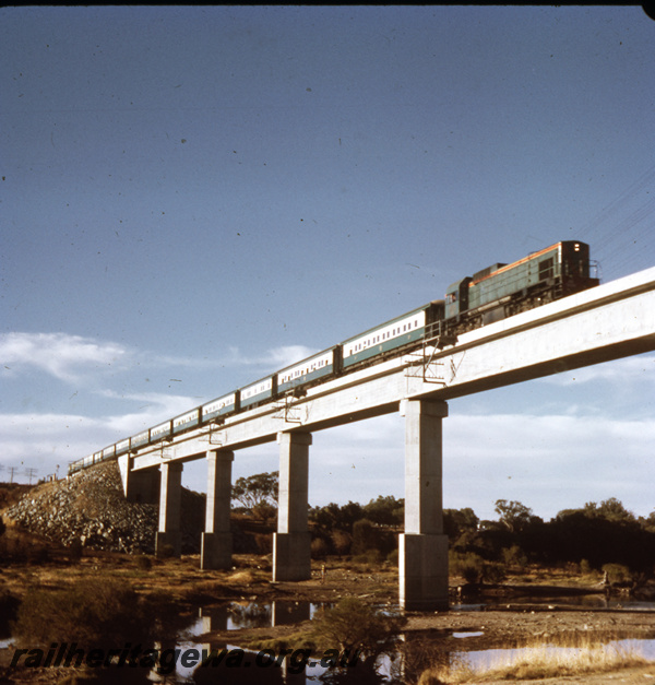 T05730
AB class 1535 hauls ARHS tour train over Avon River near Northam. GSR line.
