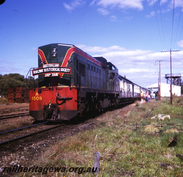 T05748
A class 1509 hauling ARHS 100th tour at Yarloop.  SWR line.
