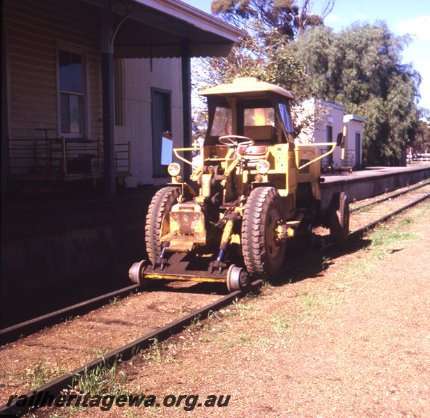 T05750
ST 11 Aresco shunting tractor Moora. Station building in photo. MR line.
