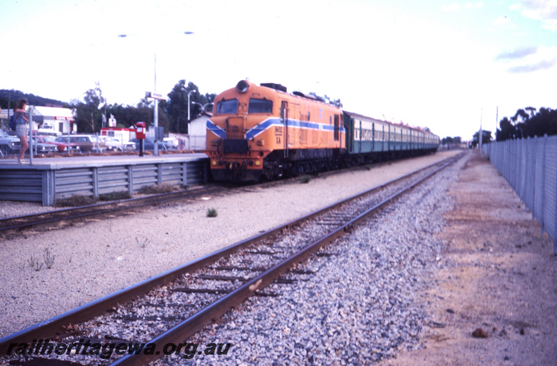 T05753
XA class 1402 (orange livery) with suburban passenger train at Armadale. SWR line.
