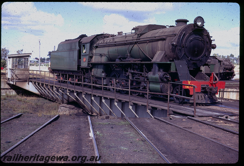 T06122
V Class 1217, turntable, Collie loco depot
