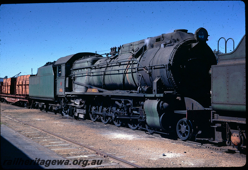 T06225
W Class 912 and S Class 542, goods train, QU Class flat wagon in brown livery, Darkan, BN line
