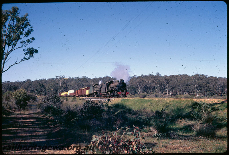T06229
W Class 912 and S Class 542, goods train, QU Class flat wagon in brown livery, yellow tarps, between Darkan and Bowelling, BN line
