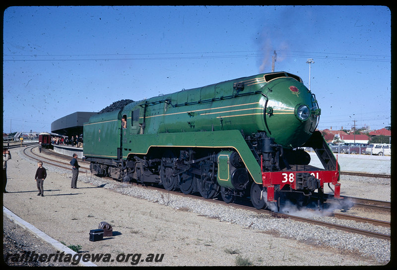 T06288
NSWGR C38 Class 3801, running around train, 