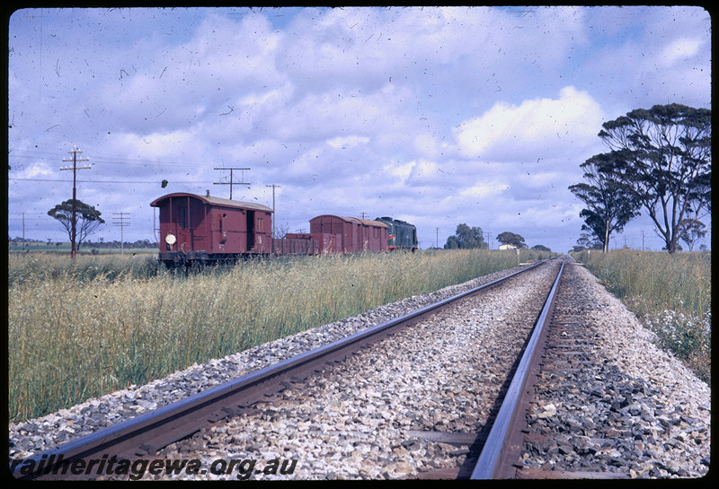 T06356
Unidentified X Class, short goods train, between Merredin and Northam, standard gauge mainline in foreground, EGR line
