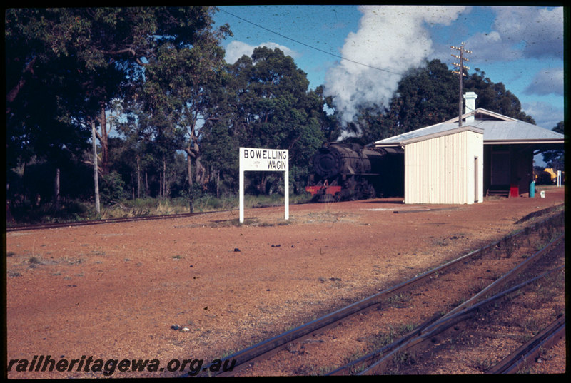 T06511
V Class 1222, goods train, station buildings, traffic office, out-of shed station nameboard, platform, Bowelling, BN line
