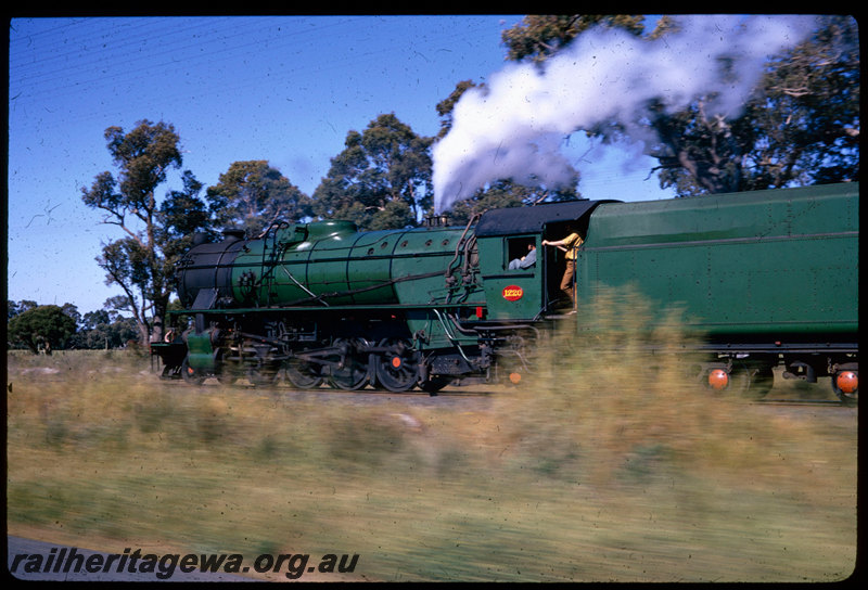 T06629
V Class 1220, ARHS 75th tour train returning from Donnybrook, between Boyanup and Dardanup, pacing shot, PP line
