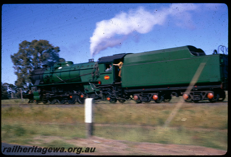 T06630
V Class 1220, ARHS 75th tour train returning from Donnybrook, between Boyanup and Dardanup, pacing shot, PP line
