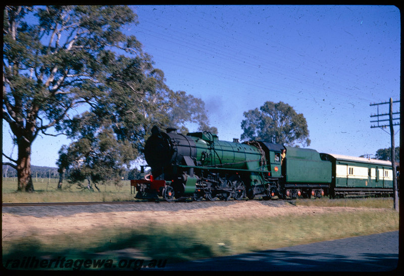 T06631
V Class 1220, ARHS 75th tour train returning from Donnybrook, between Boyanup and Dardanup, pacing shot, PP line

