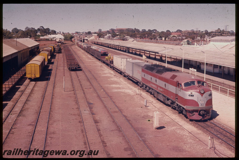 T06658
Commonwealth Railways CL Class 1, westbound goods train, Kalgoorlie, station building, station nameboard, platform, EGR line
