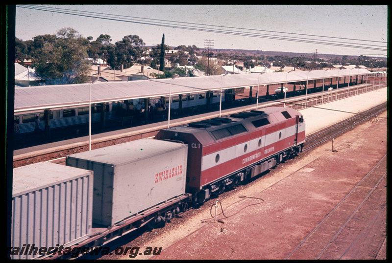 T06659
Commonwealth Railways CL Class 1, westbound goods train, Kalgoorlie, Prospector railcar in dock platform, EGR line
