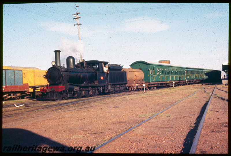 T06696
G Class 233, shunting Vintage Train consist, Bunbury, station building, SWR line
