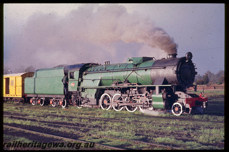 T06706
V Class 1220, locomotive and brakevan preparing to head to Brunswick Junction for the ARHS 