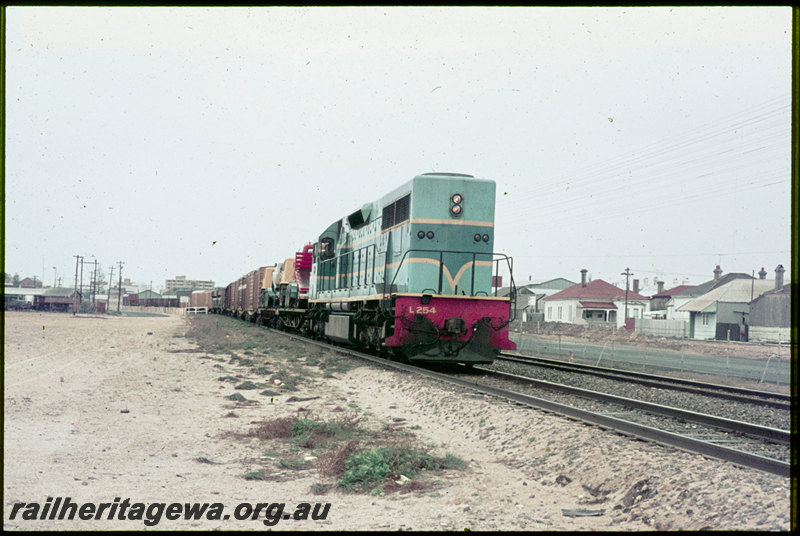 T06840
L Class 254, goods train, South Beach, FA line
