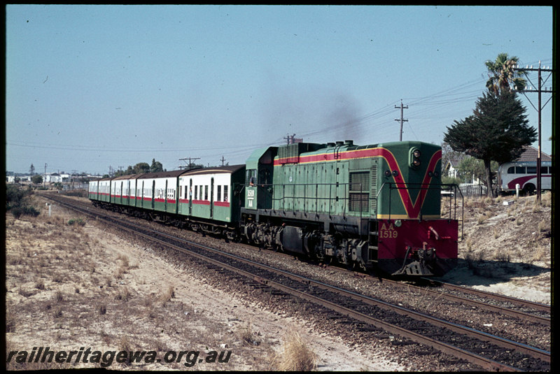 T06877
AA Class 1519, Down suburban passenger service, between Rivervale and Victoria Park, SWR line
