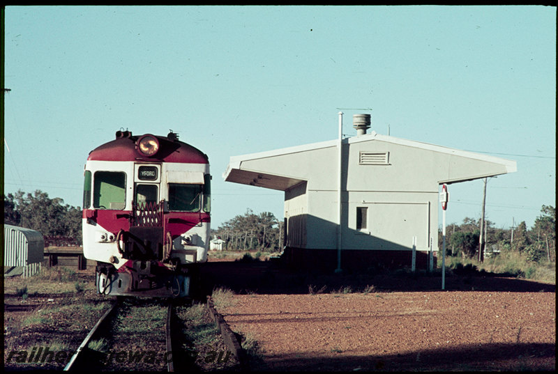 T07126
ADX Class 670 with stainless steel cowcatcher, ADA/ADX Class railcar set, suburban passenger service, Byford, station building, low level platform, station nameboard, loading ramp, SWR line
