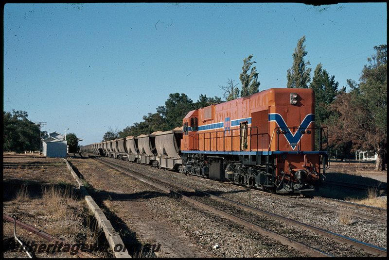 T07269
N Class 1873, loaded bauxite train, Mundijong, station buildings, SWR line
