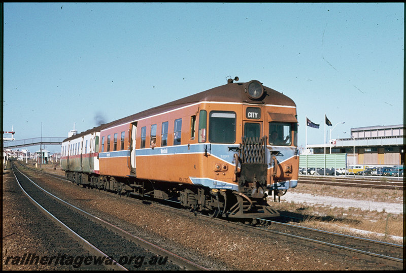 T07396
ADA Class 760 trailer with ADG Class railcar, Down suburban passenger service, departing Fremantle, footbridge, Fremantle Box B signal cabin, ER line
