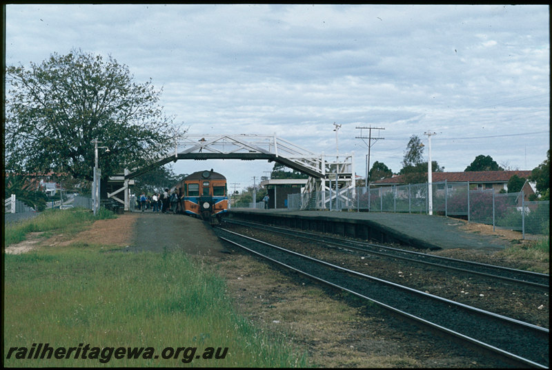 T07411
ADG/ADA/ADG/ADA Class railcar set, Down suburban passenger service, West Leederville, platform, shelter, footbridge, ER line
