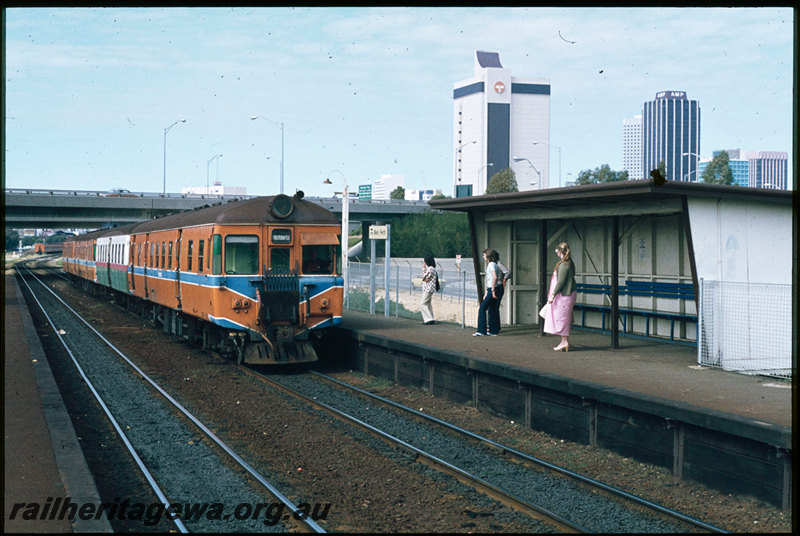 T07430
ADG Class 608 with ADA/ADG/ADA Class railcar set, Up suburban passenger service, West Perth, platform, shelter, station sign, ER line
