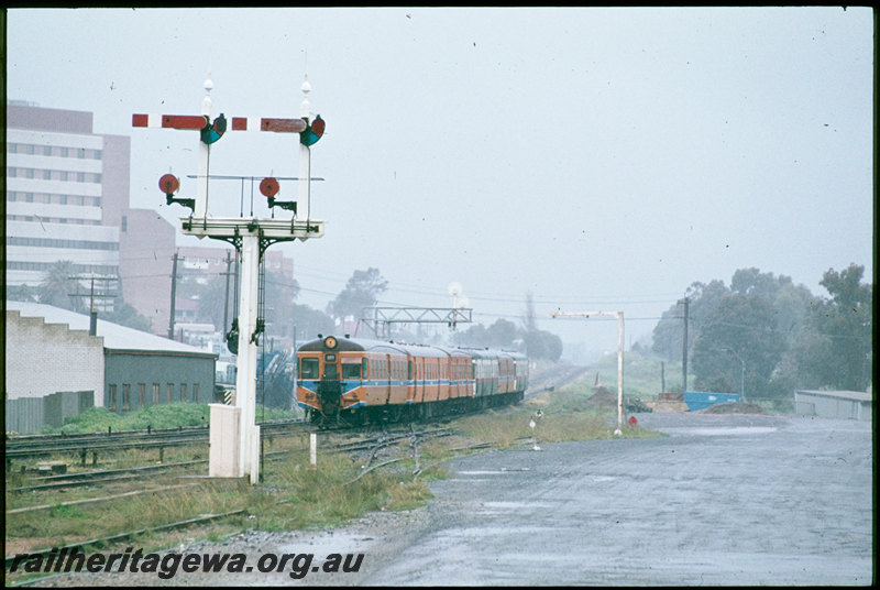 T07435
ADA/ADG/AYE/ADG/ADA/ADG Class railcar set, Down suburban passenger service, arriving at Subiaco, semaphore bracket signal, centilevered searchligh signals, ER line
