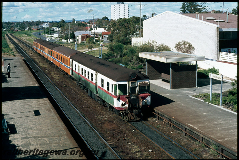 T07455
ADG/ADA/ADG/ADA Class railcar set, Up suburban passenger service, Swanbourne, station nameboard, shelter, platform, ER line
